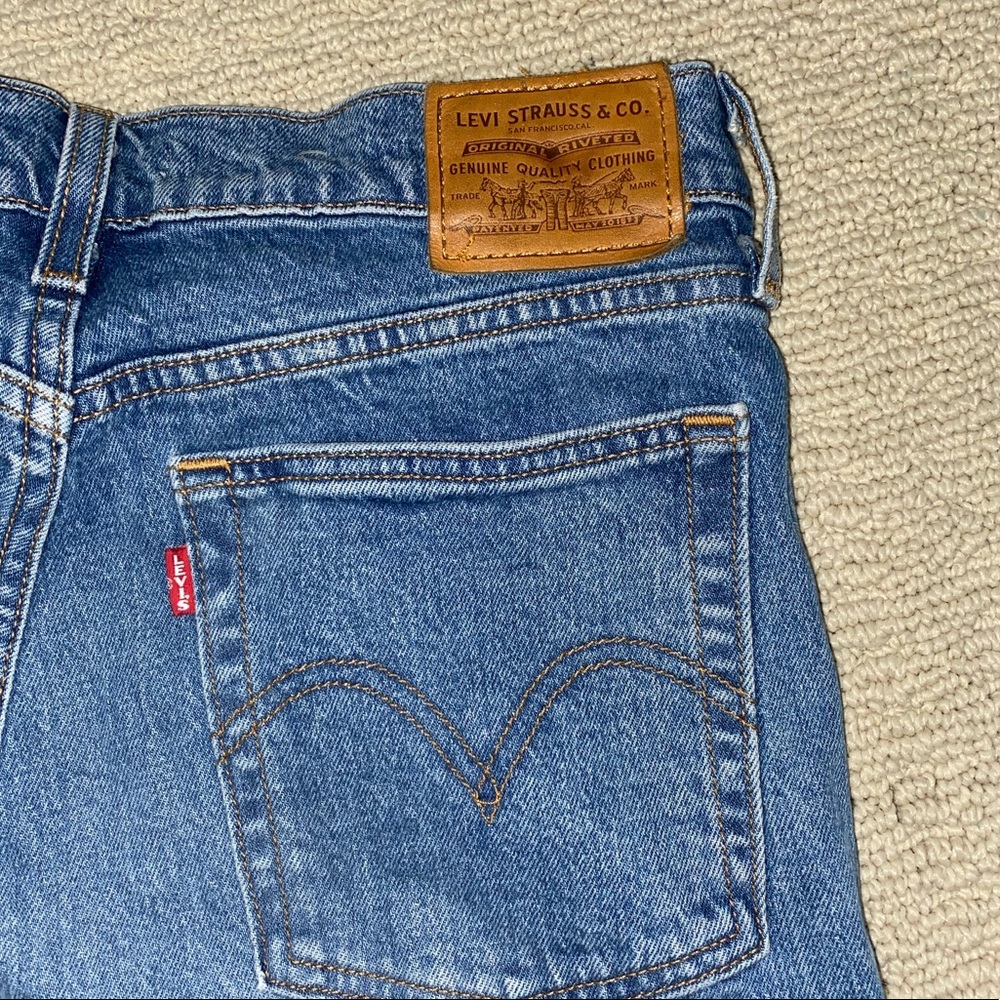 LEVIS NEVER WORN WEDGIE MOM JEANS